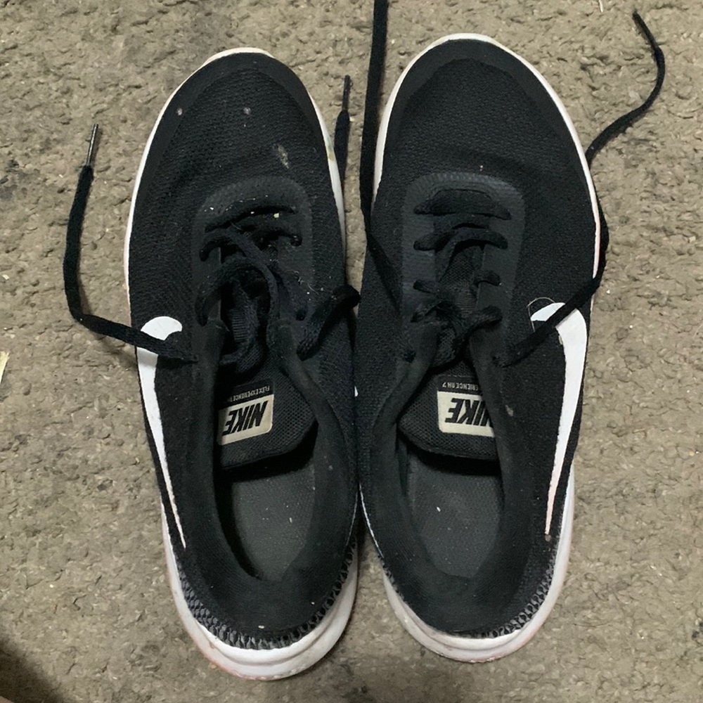 black and white nike running shoe